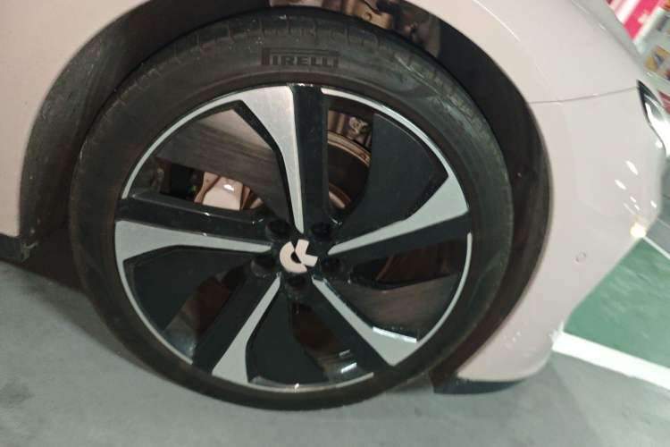 Used Nio ET7 2024 100kWh Executive Signature Edition Right Front Wheel Hub
