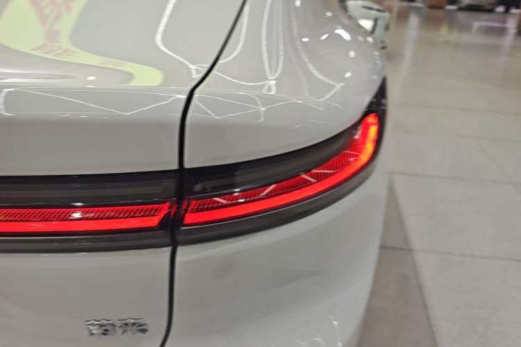 Used Nio ET7 2024 75 kWh Executive Signature Edition Right Rear Taillight