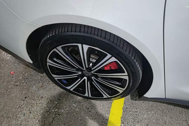Used Nio ET7 2024 75 kWh Executive Signature Edition Right Rear Wheel Hub