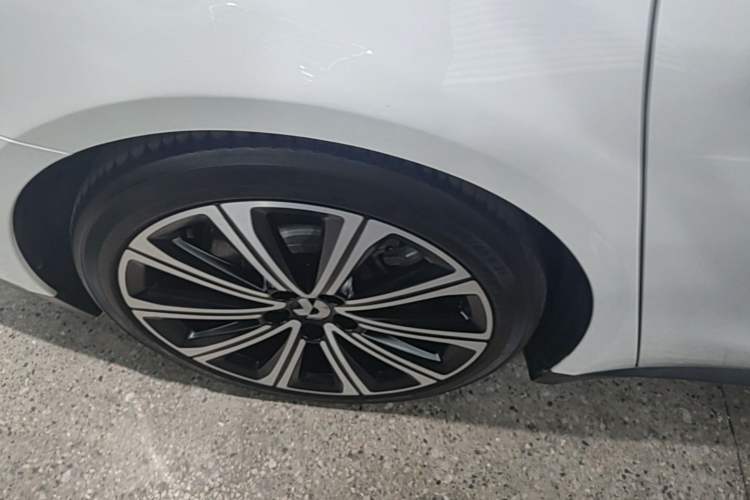 Used Nio ET7 2024 75 kWh Executive Signature Edition Right Rear Wheel Hub