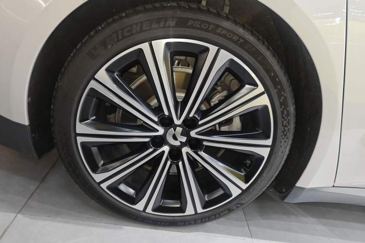 Used Nio ET7 2024 75 kWh Executive Signature Edition Right Rear Wheel Hub