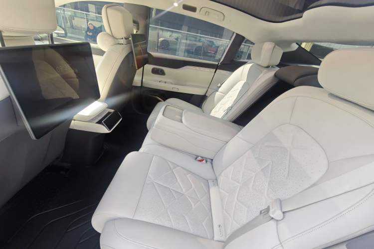 Used Nio ET7 2024 100kWh Executive Signature Edition Interior 11