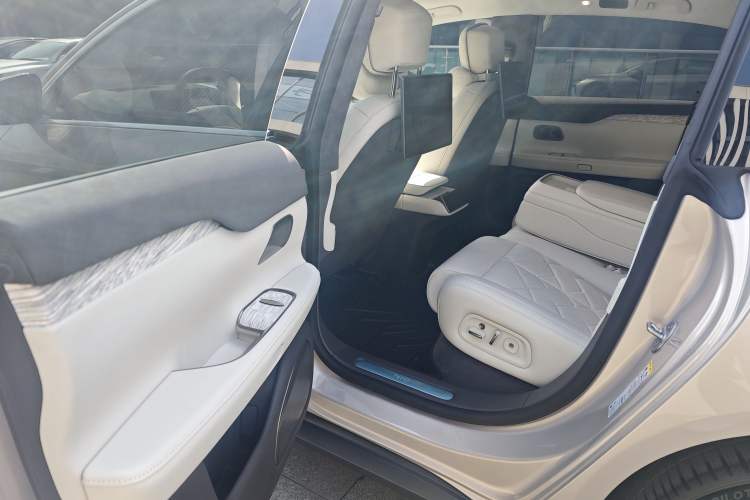 Used Nio ET7 2024 100kWh Executive Signature Edition Interior 12