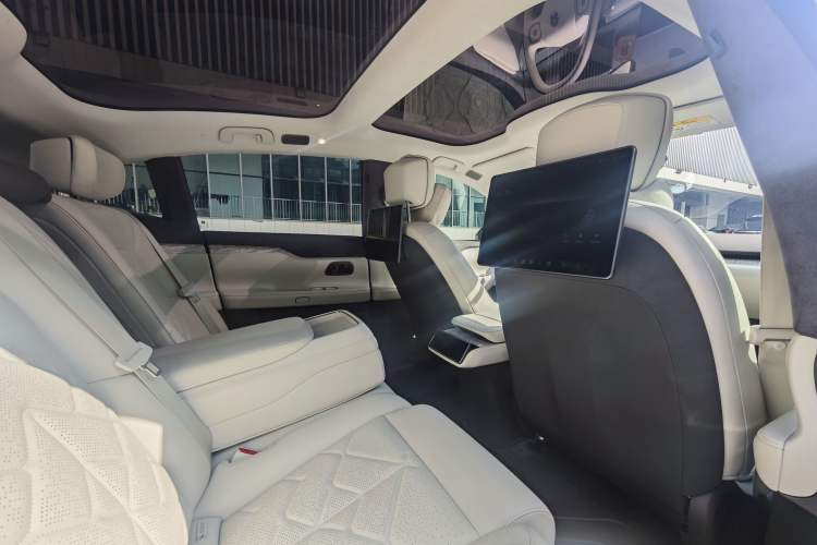 Used Nio ET7 2024 100kWh Executive Signature Edition Interior 3