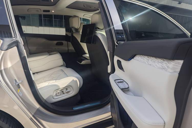 Used Nio ET7 2024 100kWh Executive Signature Edition Interior 5