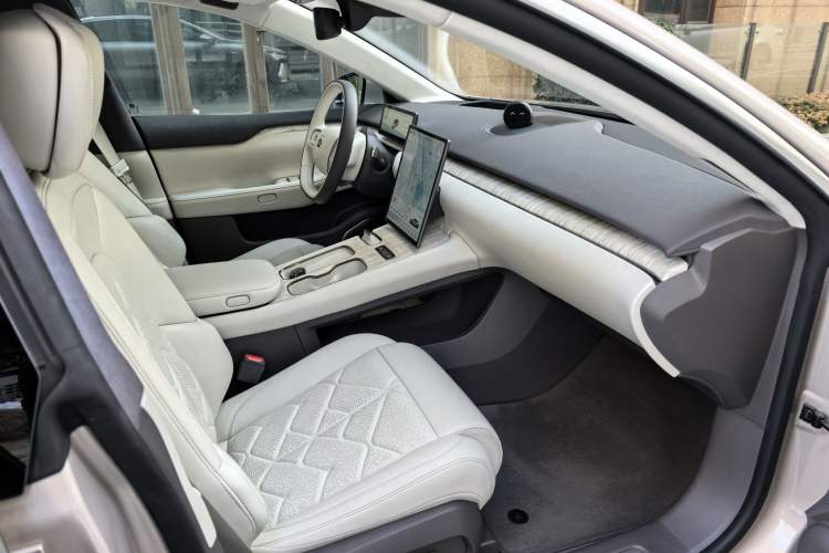 Used Nio ET7 2024 75 kWh Executive Edition Interior 8