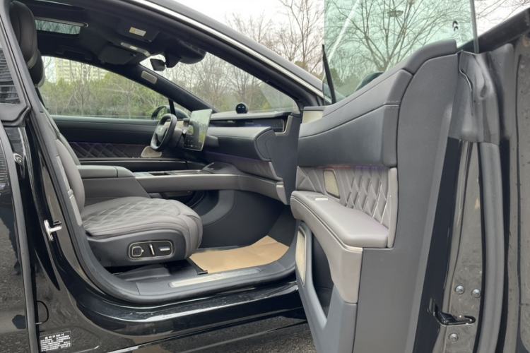 Used Nio ET9 2025 100 kWh Right Front Seat