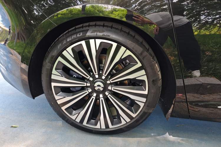 Used Nio ET9 2025 100 kWh Right Rear Wheel Hub