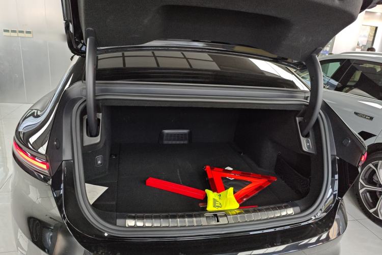 Used Nio ET9 2025 100kWh Signature Edition Trunk