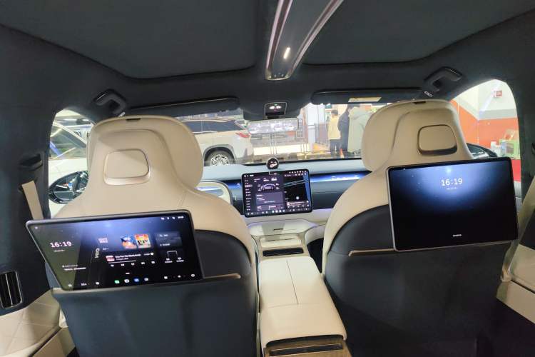 Used Nio ET9 2025 100kWh Signature Edition Headliner