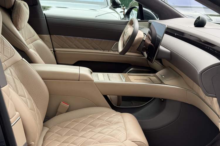 Used Nio ET9 2025 100kWh Signature Edition Interior 8