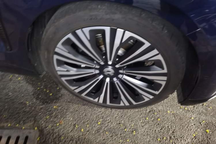 Used Nio ET9 2025 100 kWh Right Front Wheel Hub