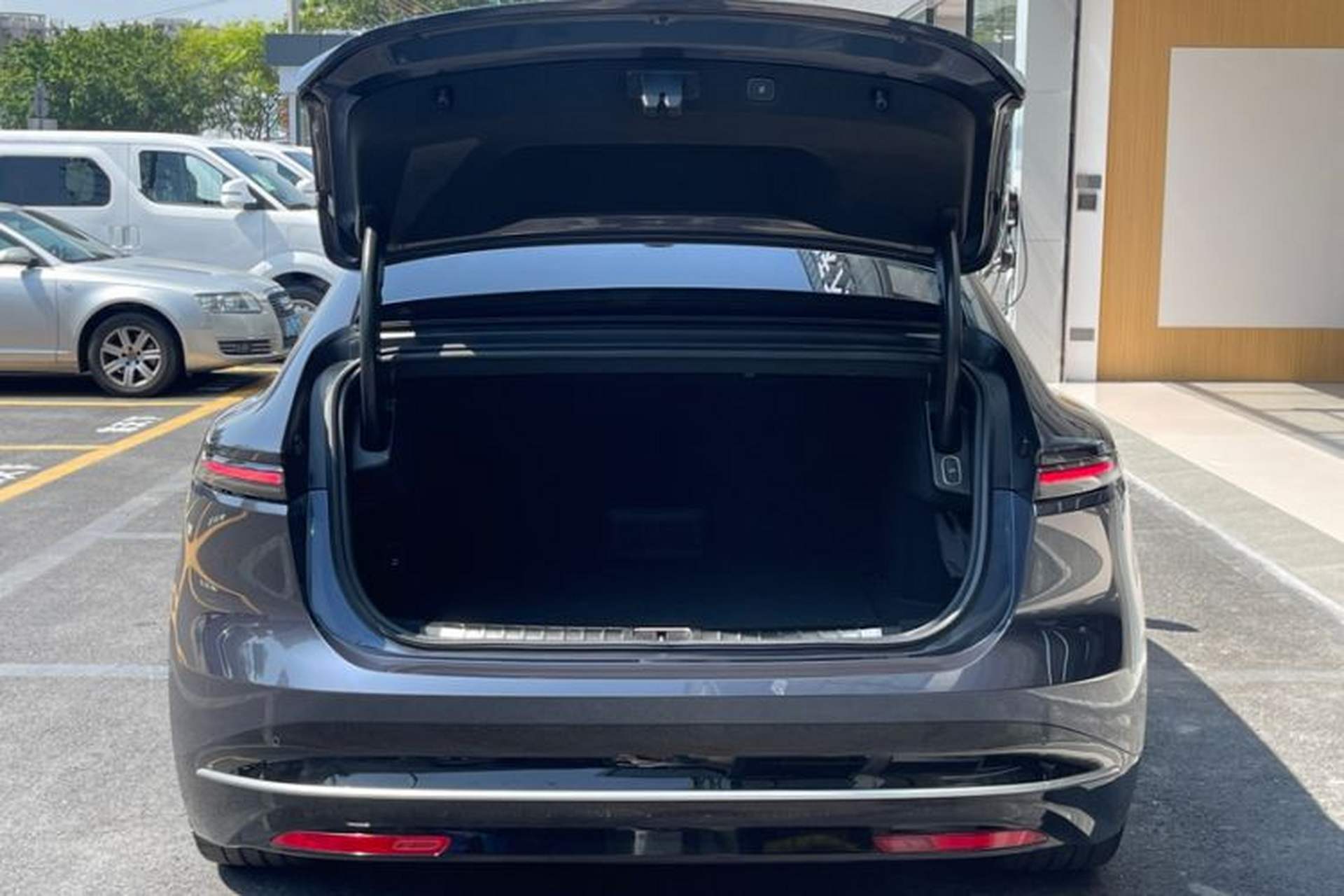 Used Nio ET9 2025 100kWh Signature Edition Trunk