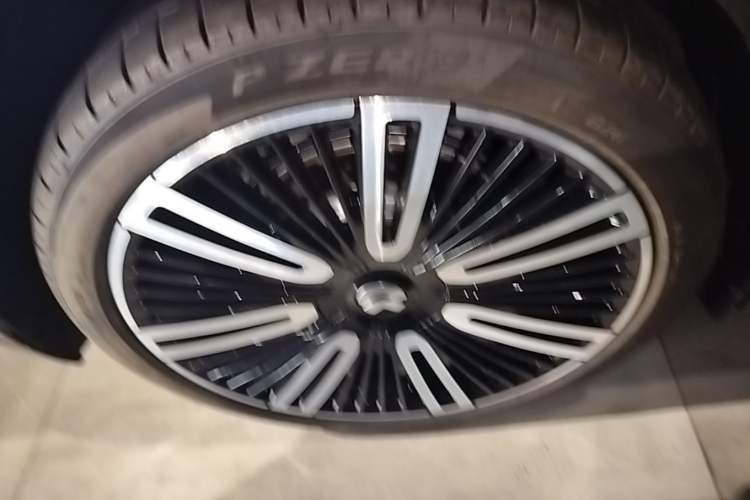 Used Nio ET9 2025 100kWh Signature Edition Right Rear Wheel Hub