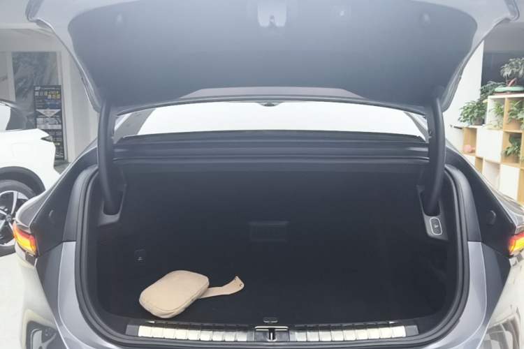 Used Nio ET9 2025 100kWh Signature Edition Trunk