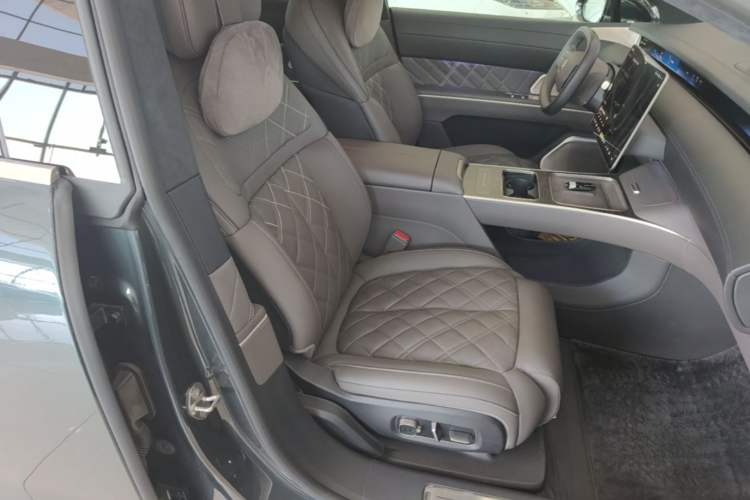 Used Nio ET9 2025 100 kWh Right Front Seat