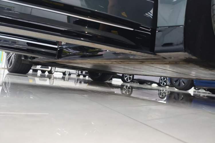 Used Nio ET9 2025 100 kWh Right Side Sill