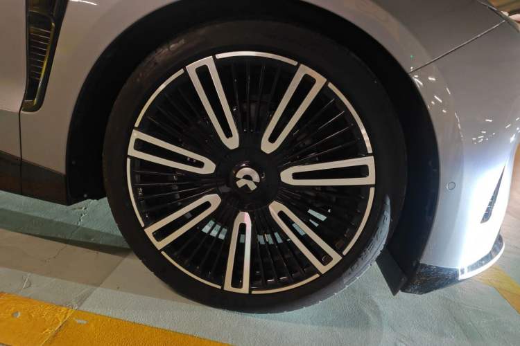 Used Nio ET9 2025 100kWh Signature Edition Right Front Wheel Hub