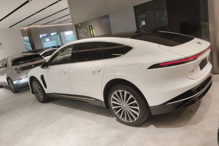 Used Nio ET9 2025 100 kWh Exterior 3