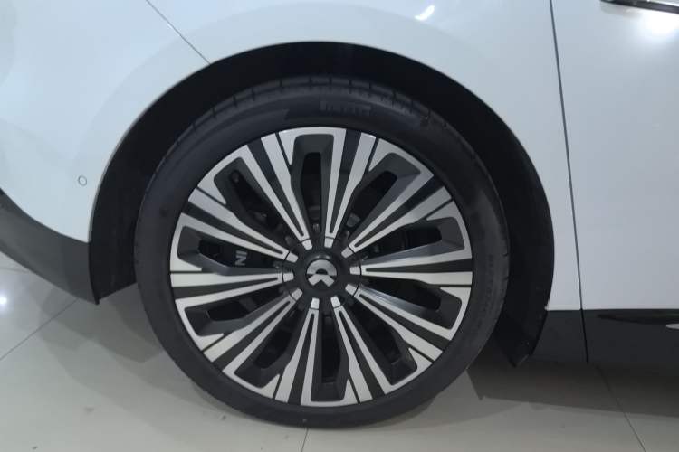 Used Nio ET9 2025 100 kWh Exterior 8