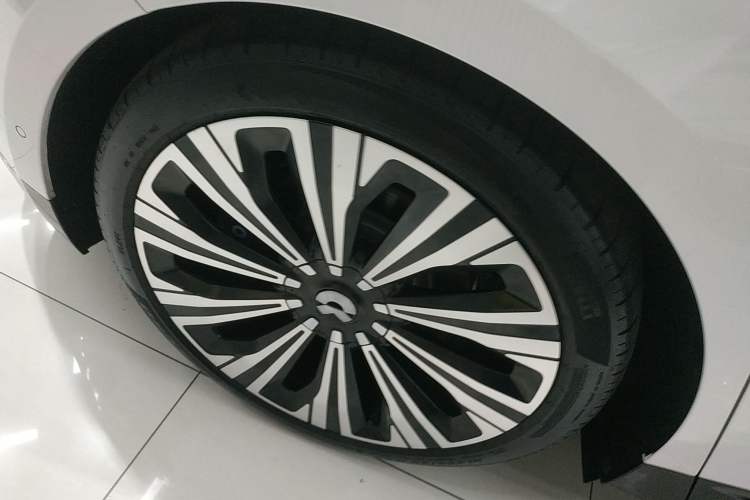 Used Nio ET9 2025 100 kWh Exterior 8