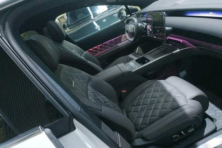 Used Nio ET9 2025 100 kWh Right Front Seat