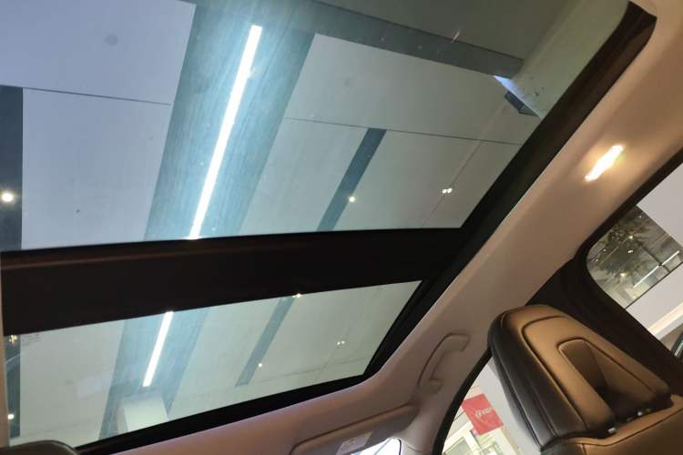 Used Nissan ARIYA 2022 Two-Wheel Drive Long-Range Version Headliner