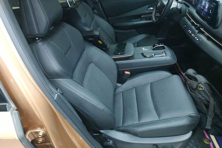 Used Nissan ARIYA 2023 500 Right Front Seat