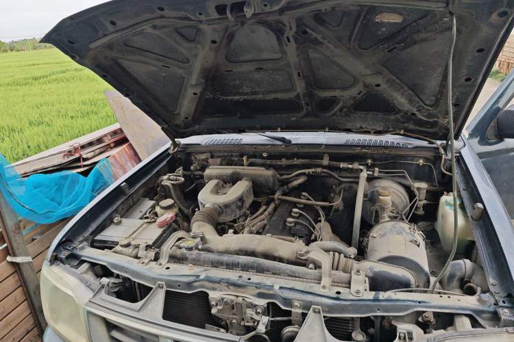 Used Nissan D22 2011 2.4L Gasoline Two-Wheel Drive Standard Version Engine Bay