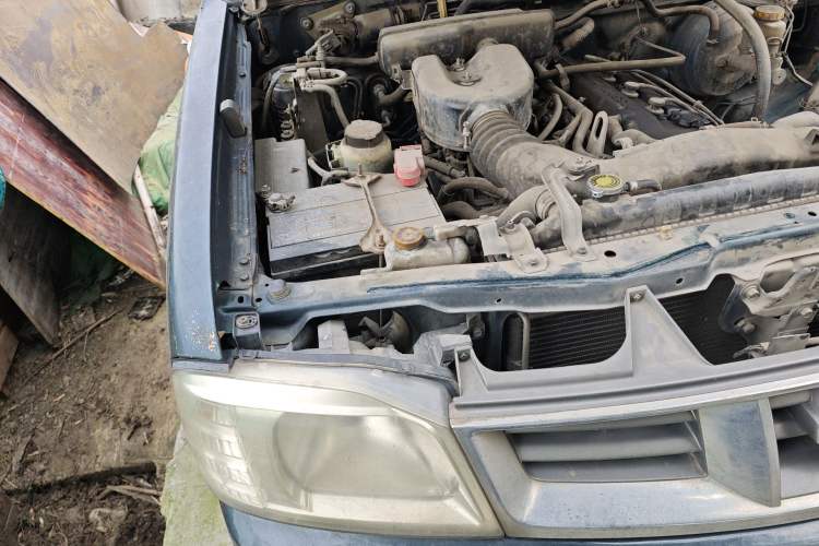 Used Nissan D22 2011 2.4L Gasoline Two-Wheel Drive Standard Version Engine Bay Right
