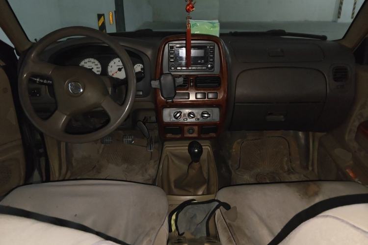 Used Nissan D22 2011 2.4L Gasoline Two-Wheel Drive Standard Version Center Console