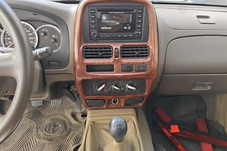 Used Nissan D22 2013 2.4L Gasoline Two-Wheel-Drive Premium Model Audio And AC Panel