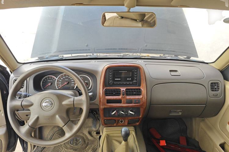 Used Nissan D22 2013 2.4L Gasoline Two-Wheel-Drive Premium Model Center Console
