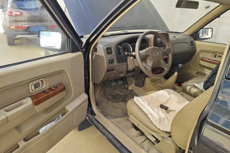 Used Nissan D22 2013 2.4L Gasoline Two-Wheel-Drive Premium Model Driver Seat