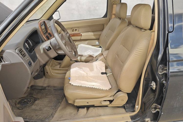 Used Nissan D22 2013 2.4L Gasoline Two-Wheel-Drive Premium Model Left Front Seat