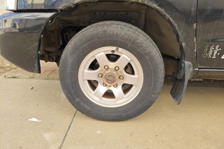 Used Nissan D22 2013 2.4L Gasoline Two-Wheel-Drive Premium Model Left Front Wheel Hub