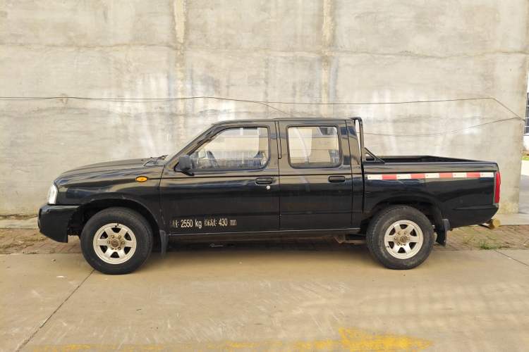 Used Nissan D22 2013 2.4L Gasoline Two-Wheel-Drive Premium Model Left Side