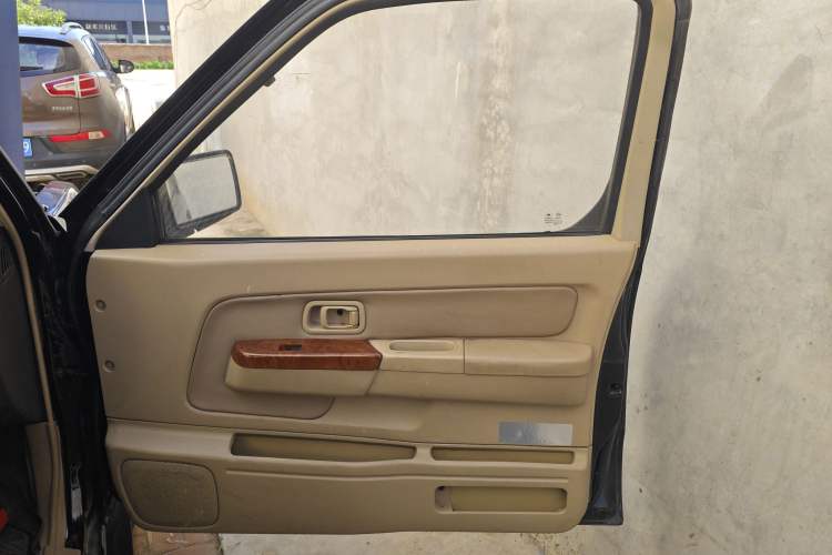 Used Nissan D22 2013 2.4L Gasoline Two-Wheel-Drive Premium Model Right Front Door Interior