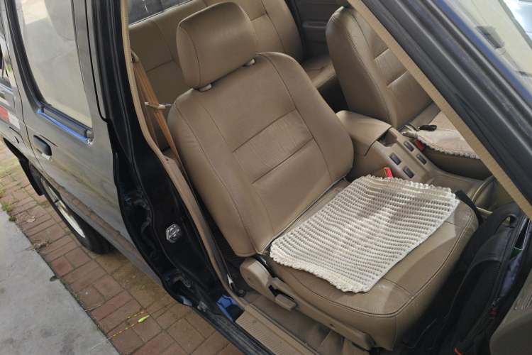 Used Nissan D22 2013 2.4L Gasoline Two-Wheel-Drive Premium Model Right Front Seat