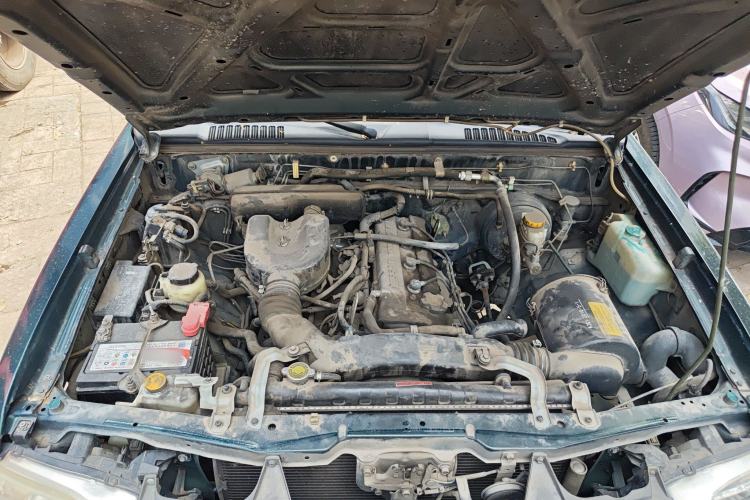 Used Nissan D22 2013 2.4L Gasoline Two-Wheel-Drive Standard Model Engine Bay