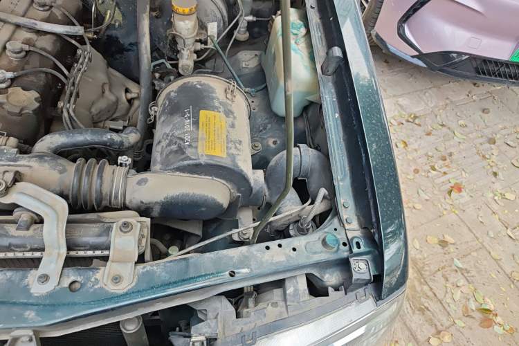 Used Nissan D22 2013 2.4L Gasoline Two-Wheel-Drive Standard Model Engine Bay Left