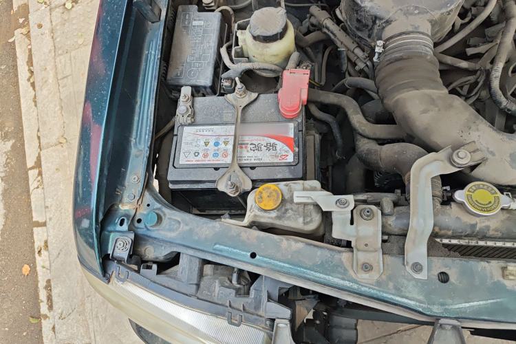 Used Nissan D22 2013 2.4L Gasoline Two-Wheel-Drive Standard Model Engine Bay Right