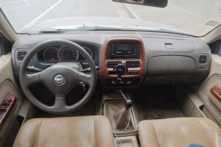 Used Nissan D22 2013 2.4L Gasoline Two-Wheel-Drive Standard Model Center Console