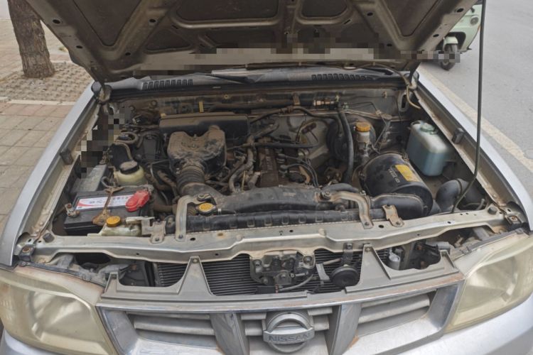 Used Nissan D22 2013 2.4L Gasoline Two-Wheel-Drive Standard Model Engine Bay