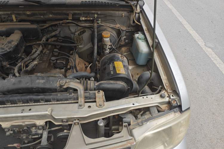 Used Nissan D22 2013 2.4L Gasoline Two-Wheel-Drive Standard Model Engine Bay Left