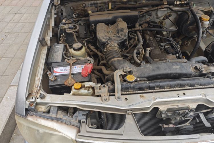 Used Nissan D22 2013 2.4L Gasoline Two-Wheel-Drive Standard Model Engine Bay Right