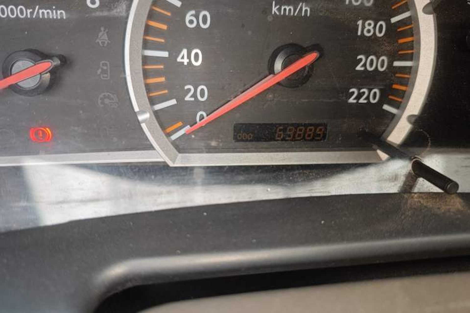 Used Nissan D22 2013 2.4L Gasoline Two-Wheel-Drive Standard Model Odometer Close Up