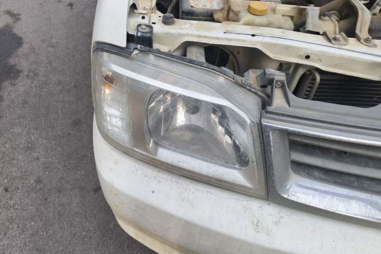 Used Nissan D22 2013 2.4L Gasoline Two-Wheel-Drive Standard Model Right Front Headlight