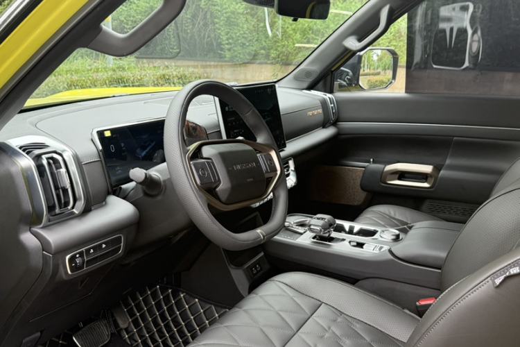 Used Nissan Frontier Pro PHEV 2026 131km All-Wheel Drive Luxury Edition Interior 5