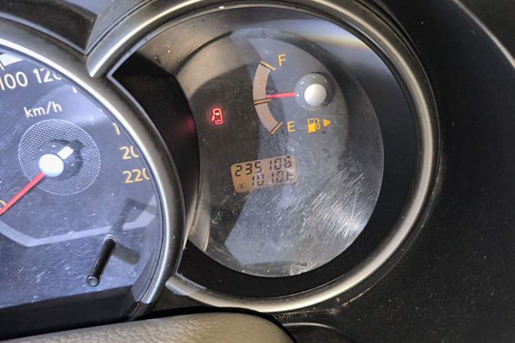 Used Nissan Geniss 2006 1.8L Manual Standard Edition Odometer Close Up